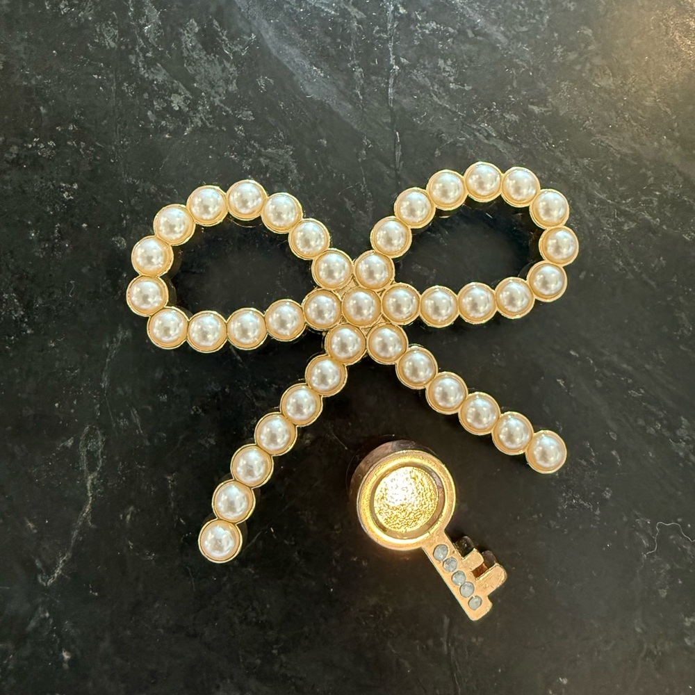 Pearl Bow and Gold Key Gibbitz